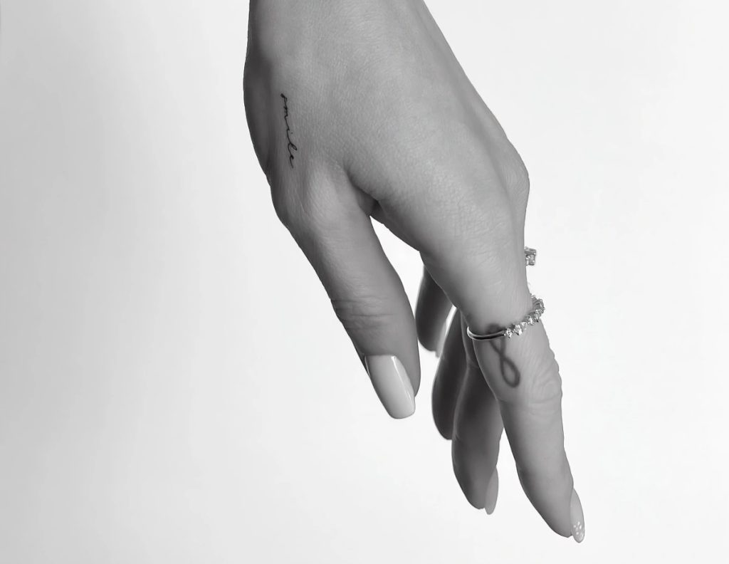 Top 10 des idées de tatouages sur les doigts qu'on regrette trop tard