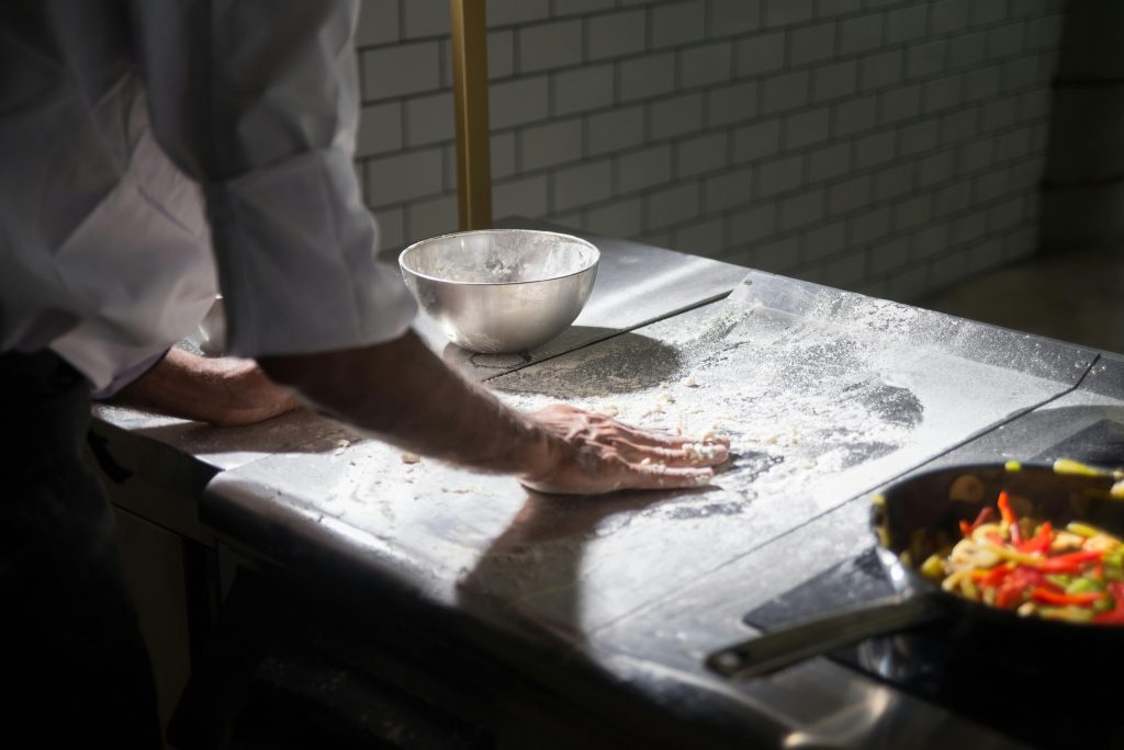 Top 8 des raisons d'utiliser une table en inox dans une cuisine