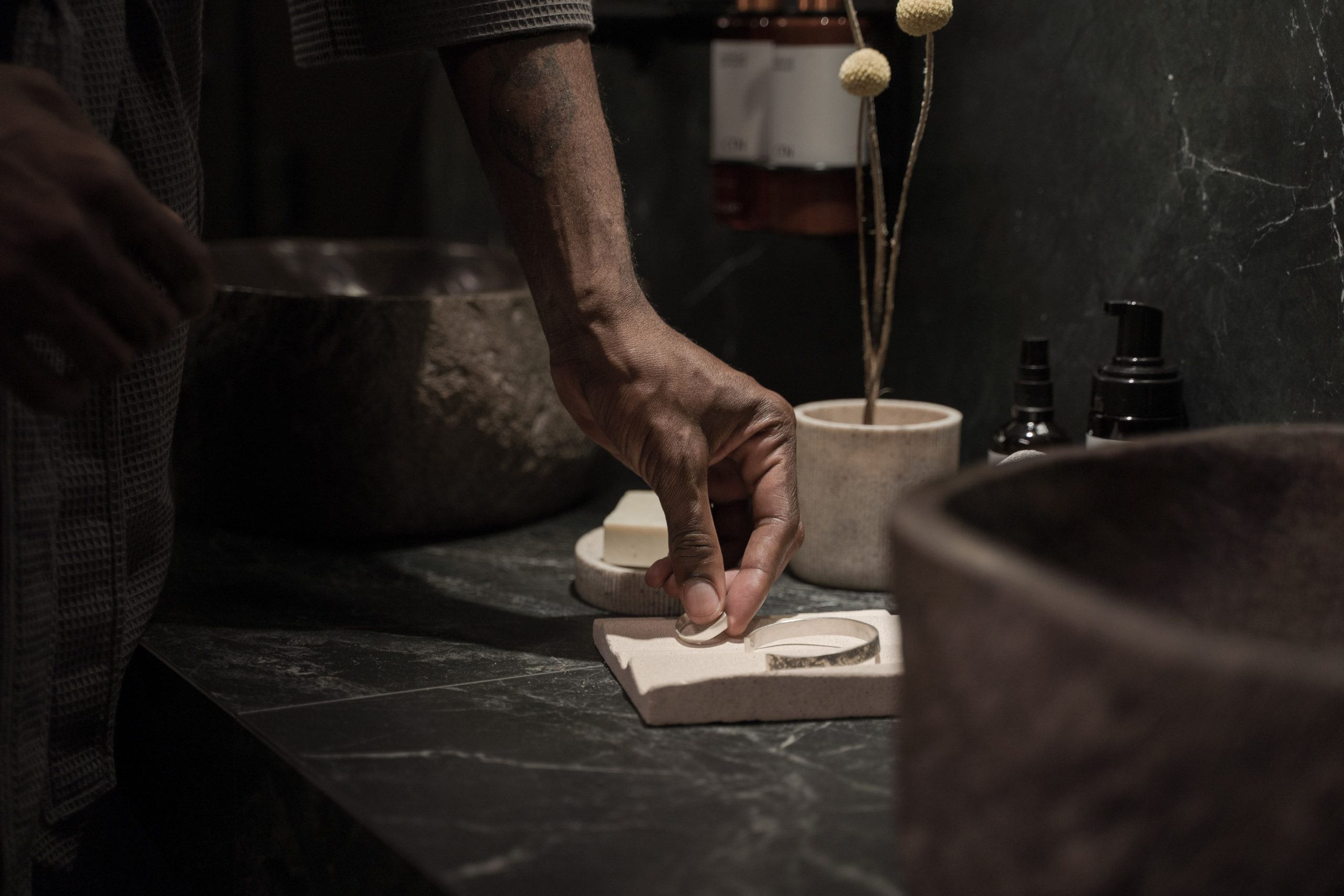 Top 10 des accessoires de salle de bain qu'on pense inutiles mais qui changent tout