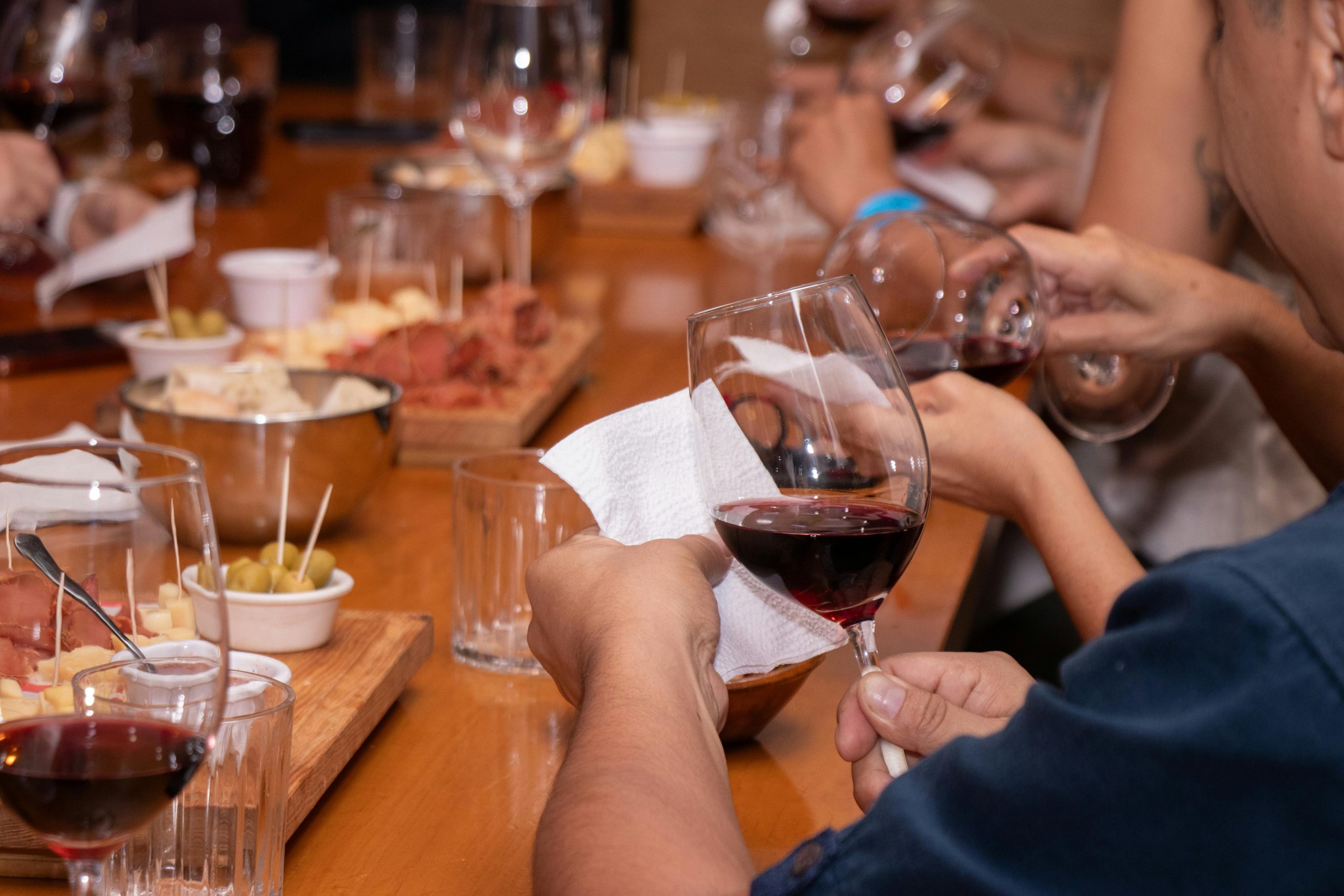 Top 10 des accords mets et vins que personne n'ose vraiment tester
