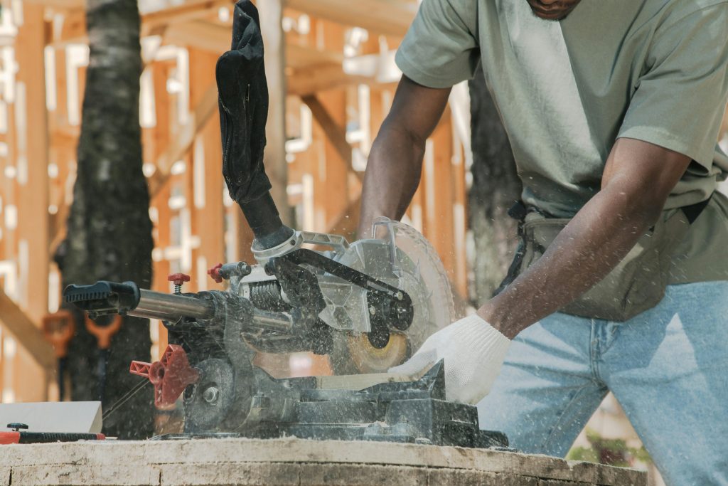 Top 11 des outils utiles comme une scie circulaire à la maison