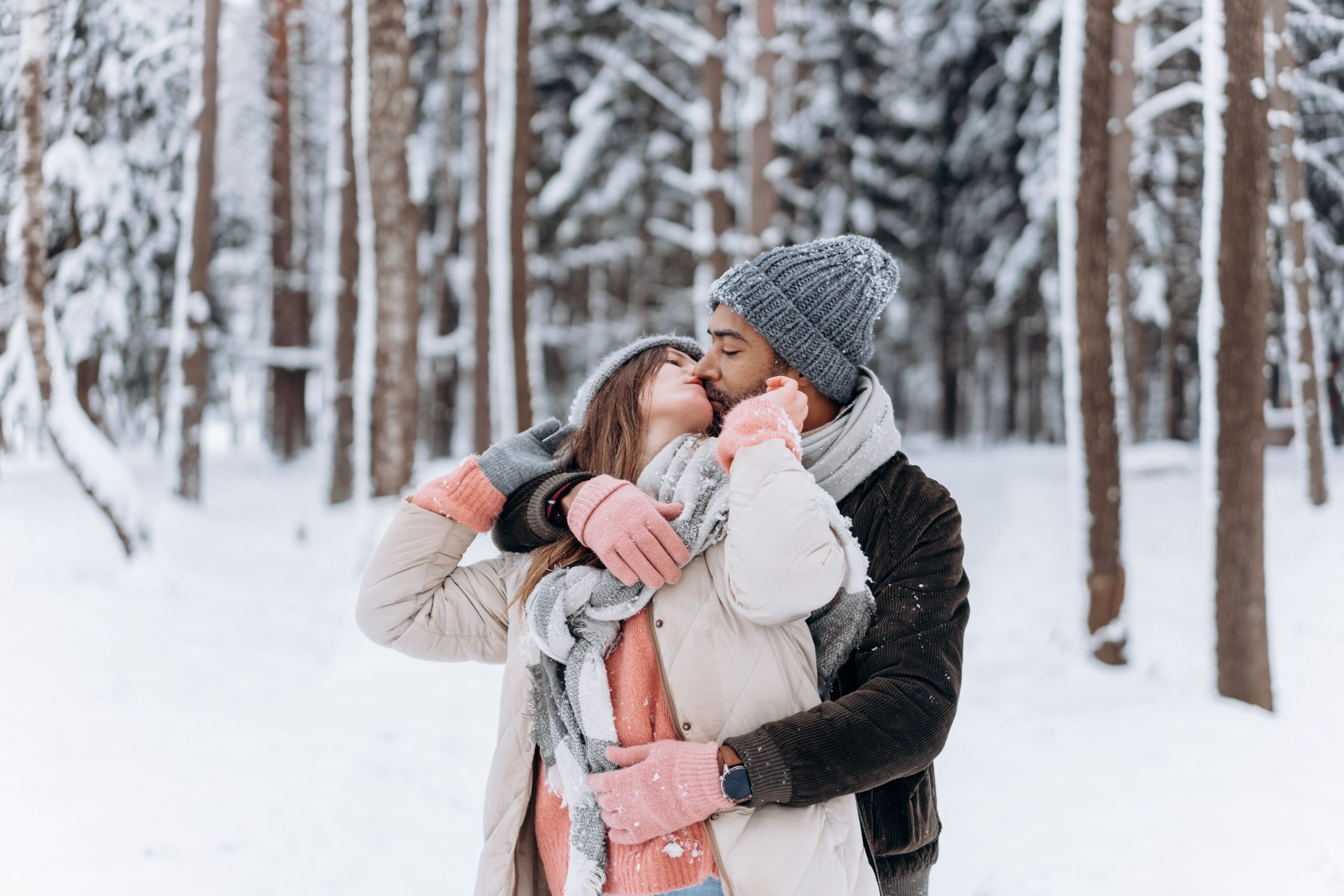 Top 14 des petits signes qui prouvent que l'hiver booste l'amour