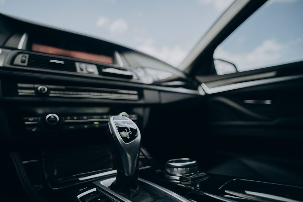 Top 5 des habitudes de conduite qui usent la voiture sans qu'on s'en aperçoive